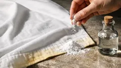 Lenzuola bianche ingiallite? Il metodo con bicarbonato e aceto per farle tornare fresche